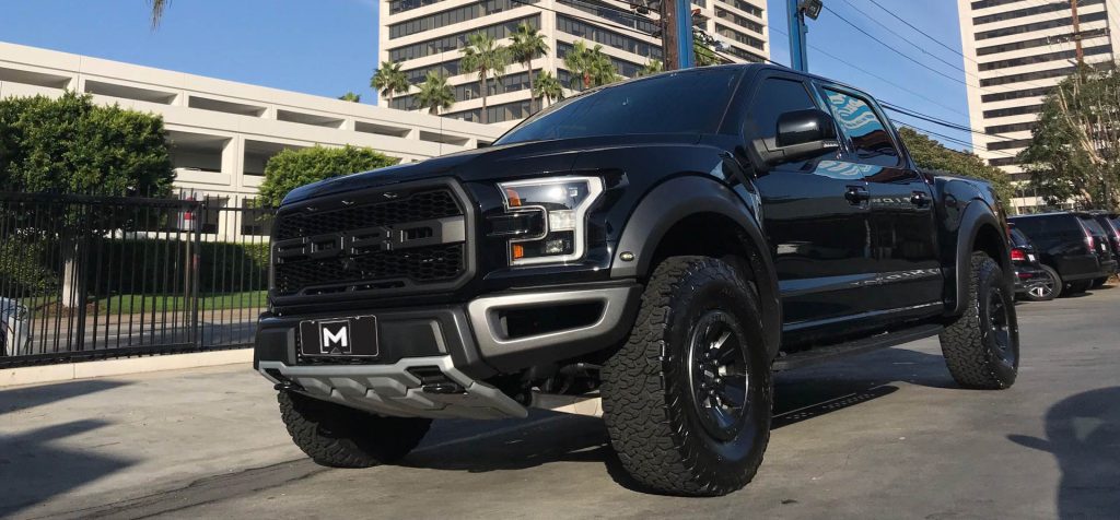 ford-f150-raptor-looks-angry-but-means-business